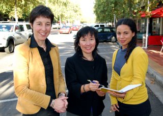 Meeting in Peel Street, Tamworth were Mimi Pestana (from Portugal), who wants to become a permanent Inverell resident; DIAC Regional Outreach Officer (NSW), Philomena Leong; and RDANI Project Officer, Kim-Trieste Hastings.