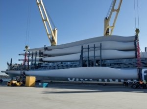 The shipment of 10 tonne, 60 metre long turbine blades has arrived in Newcaste. Image sourced from www.whiterockwindfarm.com