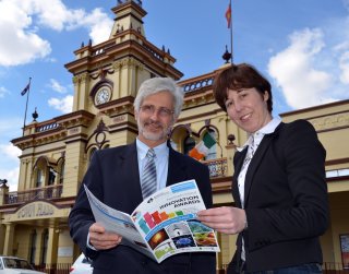 Glen Innes Severn Council General Manager, Hein Basson and RDANI Senior Project Officer, Kim-Trieste Hastings discuss innovative businesses in front of the Council Chambers.