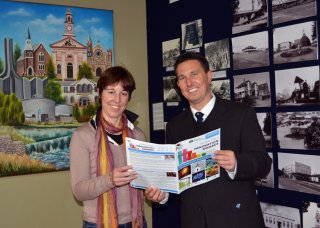 RDA Northern Inland Snr Project Officer, Kim-Trieste Hastings discussing business with Peter Caddey, Inverell Shire Council’s Manager of Tourism and Marketing.
