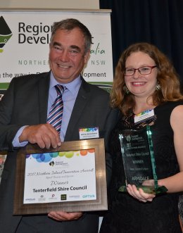 Armidale Regional Council Mayor Simon Murray presented the top “Retail, Tourism and Leisure” award to Tenterfield Shire Council’s Caitlin Reid for the “Tenterfield True” brand.